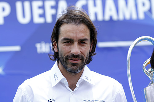 Robert Pires khiến fan Việt “ngẩn ngơ” - 1