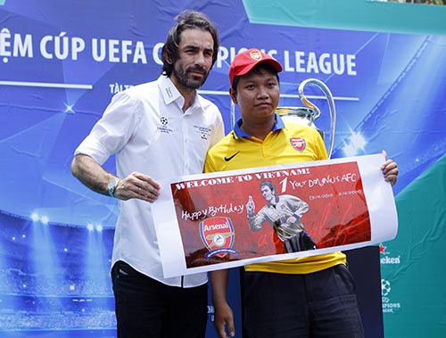 Robert Pires khiến fan Việt “ngẩn ngơ” - 5