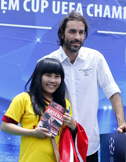 Robert Pires khiến fan Việt “ngẩn ngơ” - 7