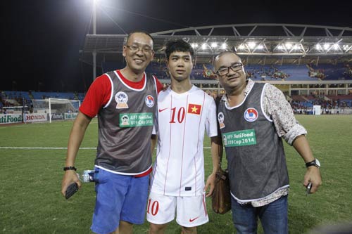 U19 VN thắng đậm, Công Phượng bị NHM “bắt cóc” - 3