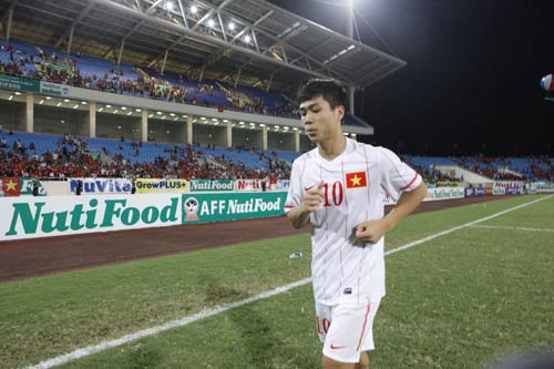 U19 VN thắng đậm, Công Phượng bị NHM “bắt cóc” - 1