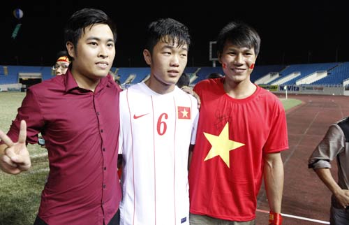 U19 VN thắng đậm, Công Phượng bị NHM “bắt cóc” - 8