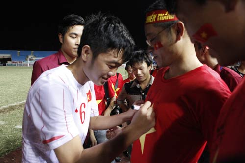U19 VN thắng đậm, Công Phượng bị NHM “bắt cóc” - 9