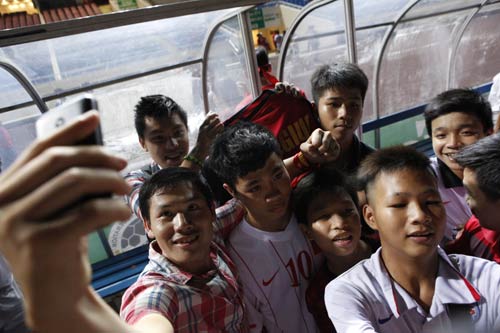 U19 VN thắng đậm, Công Phượng bị NHM “bắt cóc” - 5