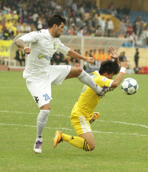 Những phát "đại bác" ở V4 V-League - 1