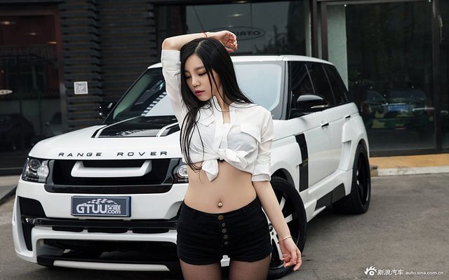 Range Rover “chết lặng” trước người đẹp quyến rũ - 1