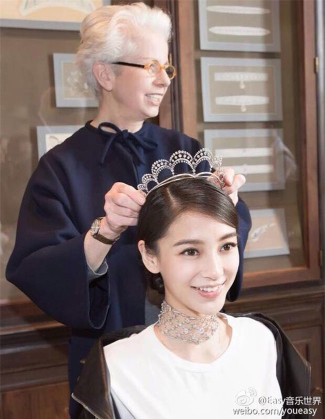Đến 20h ngày 8.10, hôn lễ chính thức diễn ra, cô dâu Angelababy đã trang điểm xong với váy của Dior, vương miện của CHAUMET Paris.