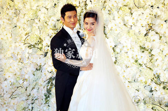 Hai vợ chồng tạo dáng trước đóa hoa tươi khổng lồ được nghệ sĩ người Pháp nổi tiếng thực hiện.