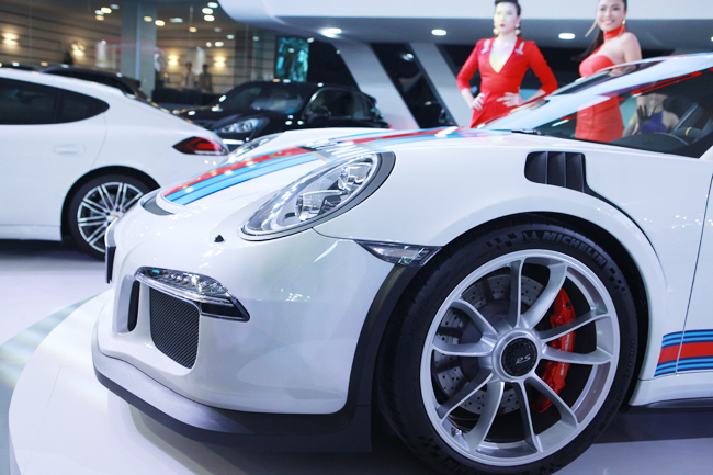 Mẫu 911 GT3 RS sở hữu mui xe được làm bằng hợp kim magiê; sợi carbon được sử dụng cho nắp động cơ và nắp khoang hành lý, các thành phần nhẹ khác được làm bằng vật liệu thay thế. Điều này làm cho mẫu xe RS nhẹ hơn khoảng 10 kg so với mẫu 911 GT3.