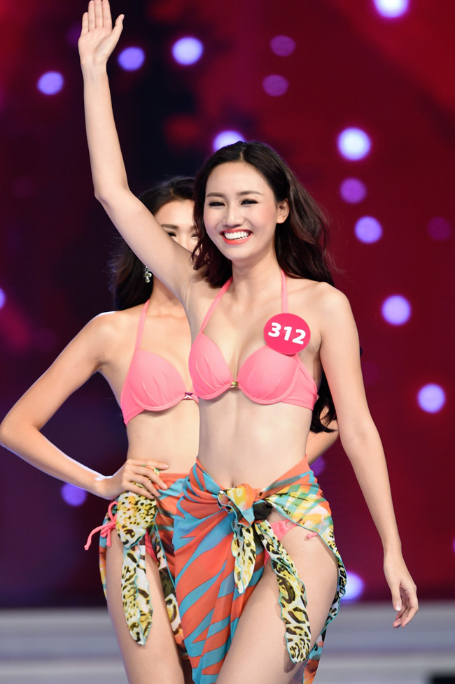 Tuy nhiên sau đó, nhan sắc&nbsp;này&nbsp;lên tiếng về gia thế &#34;khủng&#34; đang được lan truyền chóng mặt. Trà My cho hay, bố mình chỉ là một cán bộ công chức bình thường trong bộ ngoại giao chứ không giống như những lời đồn thổi