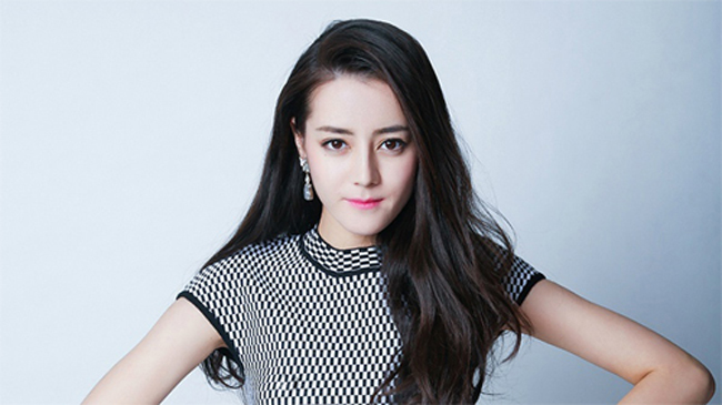 Cái tên&nbsp;Địch Lệ Nhiệt Ba bất ngờ lại &#34;nổi như cồn&#34; sau khi cô tung ra video clip nhái giọng mang tên&nbsp;&#34;Kẻ 2 mặt&#34;.&nbsp;