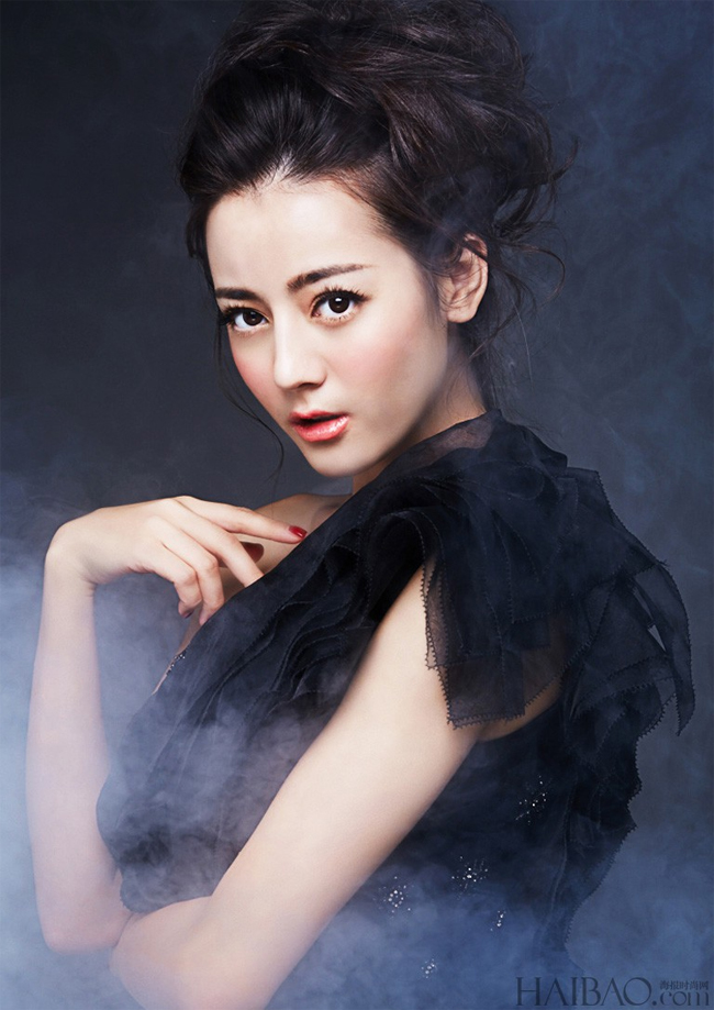 Mỹ nhân dân tộc thiểu số gây ấn tượng mạnh với đôi mắt sâu mang nét man mác buồn, sống mũi cao vút, đôi môi xinh như hoa hàm tiếu.&nbsp;