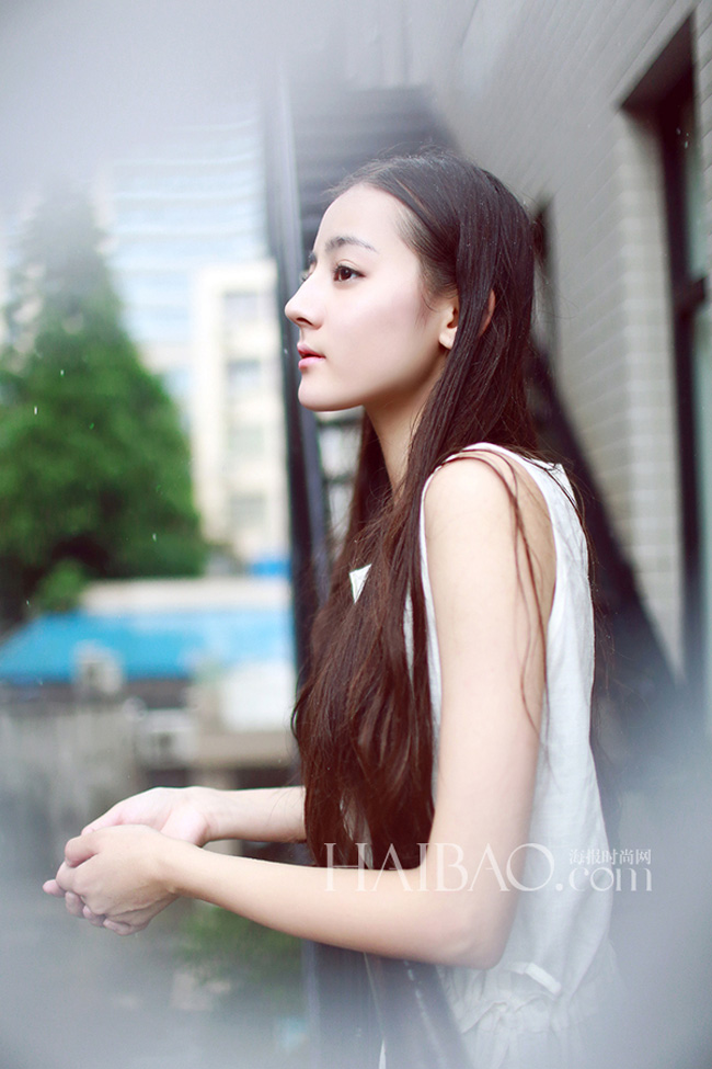 Địch Lệ Nhiệt Ba&nbsp;là đại diện của vẻ đẹp Tân Cương với da trắng, mũi cao, mắt to.&nbsp;