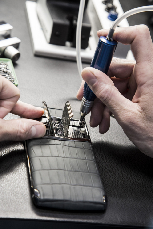 Chi tiết quá trình lắp ráp siêu smartphone Vertu Signature Touch - 15