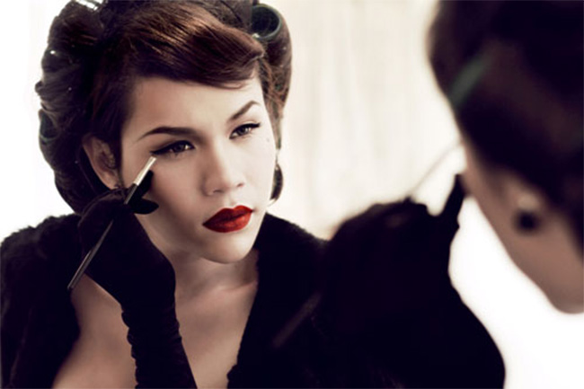 Trong nhiều bộ ảnh, nhà thiết kế chuyển giới đã thực hiện&nbsp;kiểu tóc, make up đặc sệt phong cách Hà Hồ.