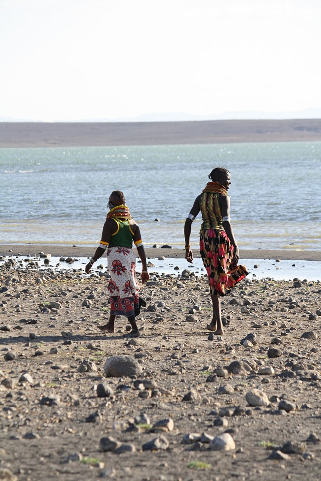 Một số phụ nữ ở miền Bắc Kenya đi câu cá ở hồ Turkana. Công nghệ điện thoại di động giúp họ bán được cá đi những nơi xa hơn và có tiền dành cho bản thân mình.