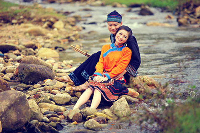 Diệu Hương là nữ diễn viên nổi tiếng với những bộ phim giờ Vàng trên VTV1 cùng vẻ đẹp sắc sảo, mặn mà. Dù được nhiều đại gia theo đuổi nhưng Diệu Hương vẫn gạt bỏ tất cả để kết hôn với một người đàn ông bình thường.
