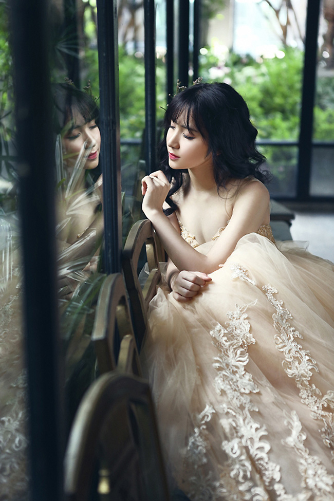 Mới đây, Hòa Minzy tiếp tục gây chú ý khi lộ hình xăm tên Công Phượng trên người trong khi vẫn &#34;úp mở&#34; về mối quan hệ này.&nbsp;