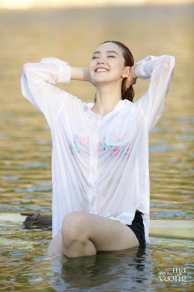 Minh Hằng khoe đường cong gợi cảm dưới nước trong bộ phim Con ma nhà họ Vương.