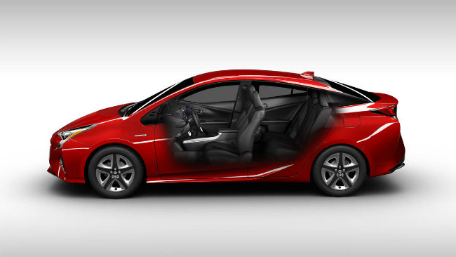 Quan trọng hơn, Prius 2016 trang bị nhiều công nghệ an toàn hơn nhờ vào gói công nghệ an toàn Toyota, bao gồm các hệ thống cảnh báo có thể phát hiện người qua đường hay các ô tô khác đang đi gần.