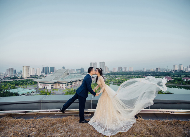 Mới đây, Hồng Nhung khiến nhiều người ngưỡng mộ khi&nbsp; tung bộ ảnh cưới cực lãng mạn