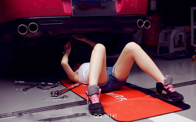 Đứng ngồi không yên khi chân dài sexy sửa xe - 9