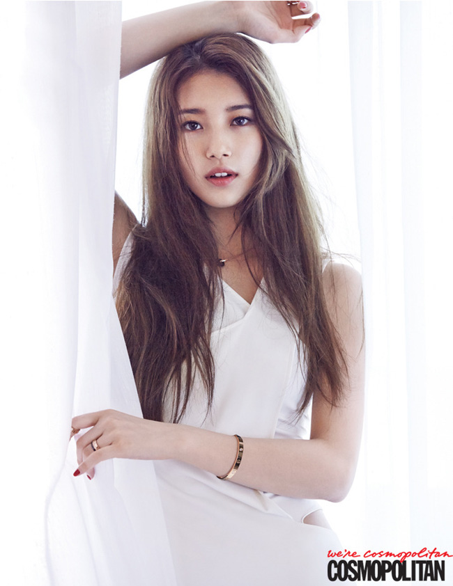 Suzy khoe vẻ đẹp trong sáng ngọt ngào trong bối cảnh phòng ngủ.
