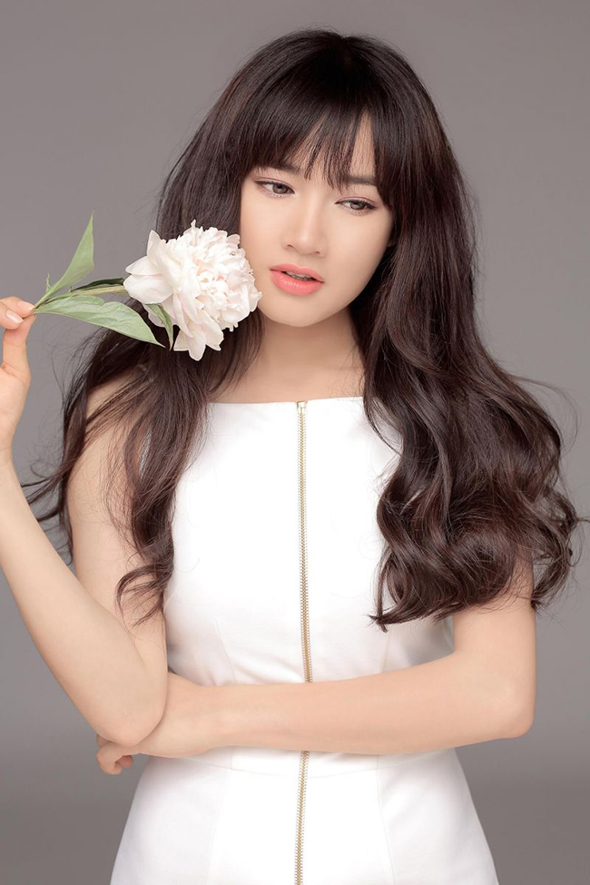 Nhã Phương hiện là cái tên hot nhất trong làng giải trí Việt với tin đồn&nbsp;tình cảm cùng nam diễn viên hài Trường Giang.