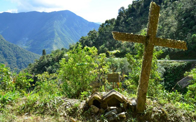 North Yunga có biệt danh là “con đường chết” ở Bolivia, được xây dựng dọc sườn núi bởi các tù nhân người Paraguay vào những năm 1930. Con đường hải chiều dài 60km nhưng chỉ rộng hơn 3m là nỗi ám ảnh của người đi xe mô tô. Cho đến nay, hàng nghìn người chết do gặp tai nạn trên cung đường này.