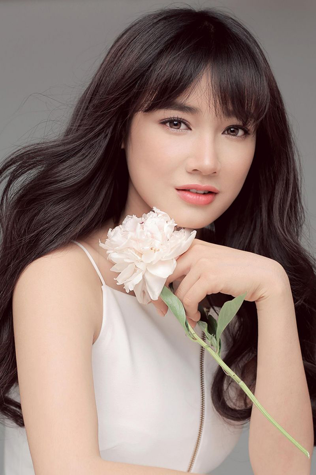 Đôi mắt sáng thông minh, lanh lợi kết hợp cùng đôi môi hồng tự nhiên, tươi sáng là người có tướng phú quý. Nhã Phương là một trong các mỹ nhân hội tụ đủ những yếu tố trên.