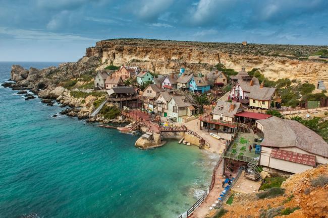 Làng Popeye ở vịnh Anchor, quốc đảo Malta có hẳn một công viên giải trí mô phỏng bộ phim hoạt hình thủy thủ Popeye nổi tiếng. Đến đây, bạn được chiêm ngưỡng những ngôi nhà bằng gỗ, viện bảo tàng, khu chiếu phim, khu đạo cụ dàn, mô hình của các nhân vật chính trong phim Popeye, gặp gỡ những người thật đóng vai thủy thủ Popey, nàng Olive Oyl, Bluto, Swee&#39;Pea, Wimpy…. Bạn còn có thể đóng vai chính trong phim hoạt hình mình yêu thích và được ghi hình để mang về xem.