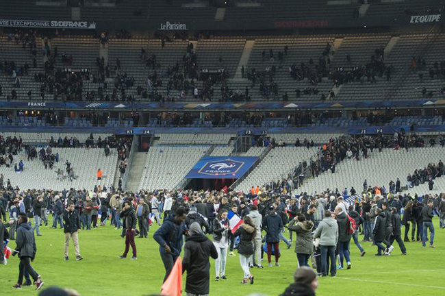 Theo ông Francois Molins - công tố viên Pháp, có khoảng 3 người thiệt mạng bởi các vụ nổ bên ngoài sân Stade de France. Hiện đã có 5 kẻ tấn công bị vô hiệu hóa.