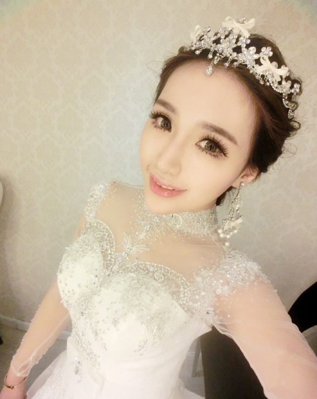 Ngay cả làn da trắng sứ của Hiểu Tuyền cũng được cho là đã đi thẩm mỹ, tắm trắng liên tục mới có thể được như vậy.