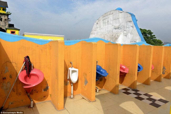 Một toilet khác ở thành phố Trùng Khánh gây chú ý với bô hình bông hoa nhiều màu sắc.