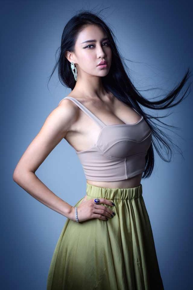 Mẫu Kỳ Di Nhã, sinh ngày 24/5/1992 là một trong những hot girl nổi tiếng nhất trên mạng xã hội Trung Quốc.&nbsp;