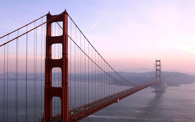 Cầu Cổng Vàng nằm vắt ngang vịnh San Francisco xứng đáng công trình kiến trúc vĩ đại của thế giới. Mỗi khối dây cáp của cây cầu có 27.572 sợi cáp, tổng chiều dài 129.000 km, gấp hơn ba lần chu vi trái đất.