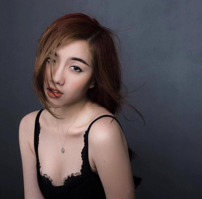 Gương mặt ngây thơ và thần thái sexy khiến fan ngây ngất.
