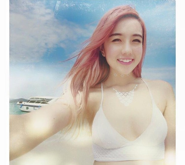Mie có tuyển tập trang phục khá táo bạo.