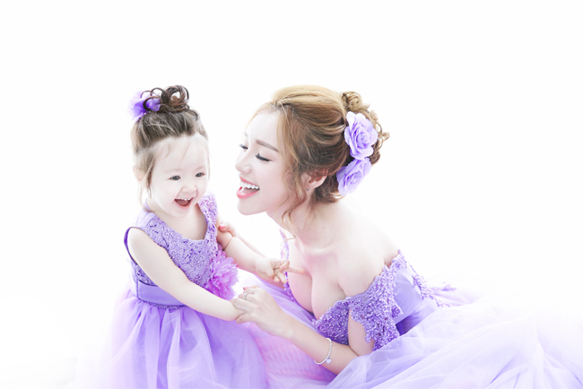 Qua những khoảnh khắc rạng rỡ, có thể thấy được Elly đang rất hạnh phúc bên gia đình nhỏ của mình