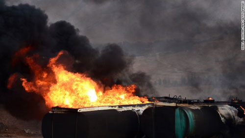 Taliban tấn công 400 xe chở nhiên liệu ở Afghanistan - 1