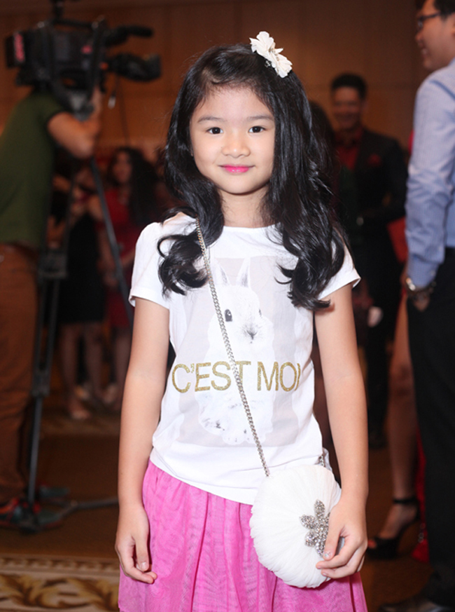 Biểu cảm dễ thương của Bảo Tiên trong một shoot hình.