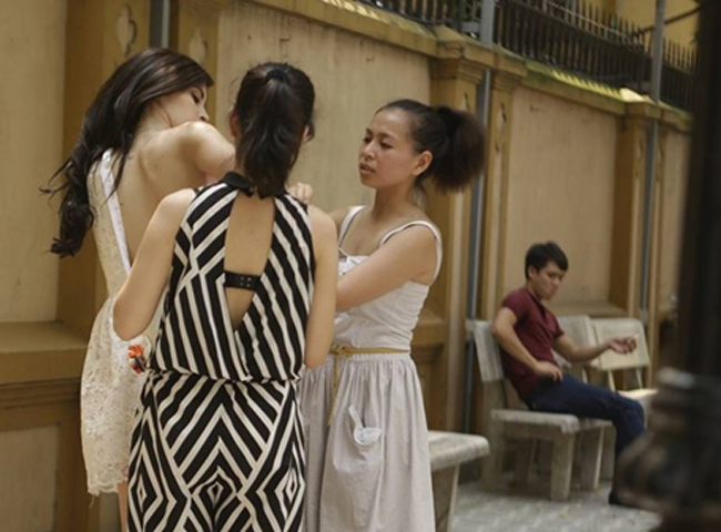 Lúc đó,&nbsp;Trang Nhung không hề hay biết, cho đến khi bức ảnh bị&nbsp;tung lên mạng, cô mới bất ngờ và lên tiếng giải thích đó là tai nạn nghề nghiệp. Sau này, Trang Nhung lại bị sự cố khi thay đồ nơi công cộng và hình ảnh này cũng khiến người đẹp biết sau nhiều cư dân mạng.