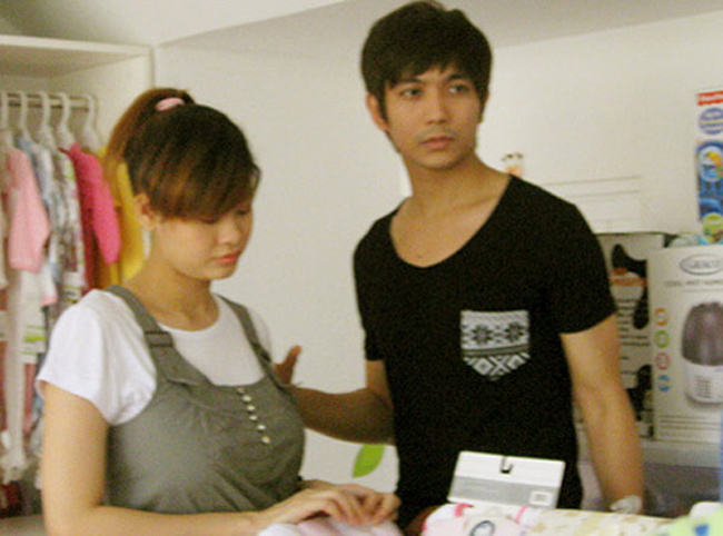 Tháng 3.2012, cộng đồng mạng xôn xao vì bức ảnh Tim và Trương Quỳnh Anh đưa nhau đi mua đồ cho trẻ sơ sinh khiến cả hai bị lộ chuyện &#39;ăn cơm trước kẻng&#39;.&nbsp;Sau đó, hai ngôi sao mới công khai việc mình có em bé.