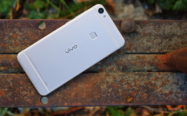 Vivo X6 có thiết kế kim loại nguyên khối siêu mỏng, bo tròn 4 góc, camera sau nằm lệch về một góc và sở hữu hai đường anten cắt ngang nổi bật ở mặt sau.
