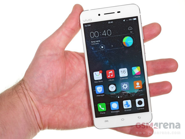 Máy được cài đặt sẵn hệ điều hành FunTouch OS, một biến thể dựa trên phiên bản Android 5.1 Lollipop.