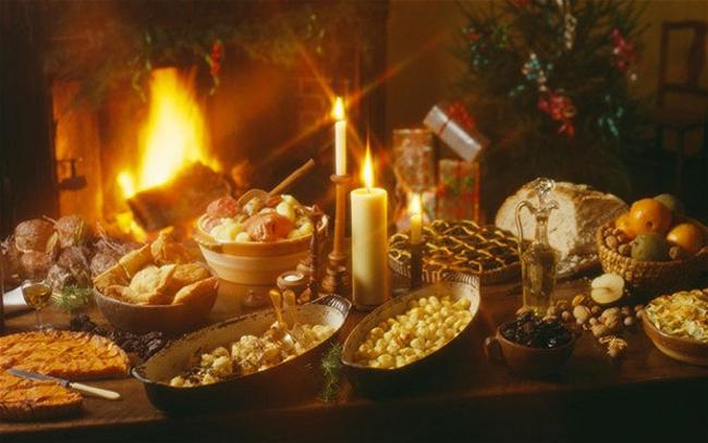 Người Pháp tổ chức bữa tiệc Giáng sinh vào ngày 24/12 thịnh soạn và đầy đủ các thành viên trong gia đình. Các món ăn truyền thống gồm món hàu, patê, cá hồi hoặc ngỗng hun khói; món tráng miệng là bánh khúc cây bûche de Noel.