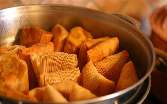 Trong lễ Noel, người Mexico ăn các loại cá hầm, đặc biệt là cá tuyết, rau trộn và các loại trái cây. Món tráng miệng là bánh ngô Tamale, bánh Buñuelo có đường hoặc siro, bánh Piñata nướng bọc siro.