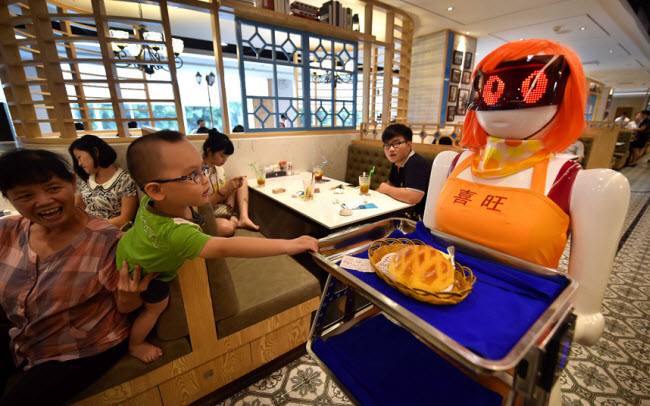 Robot phục vụ thức ăn tại một nhà hàng ở thành phố Hải Khẩu, Trung Quốc.