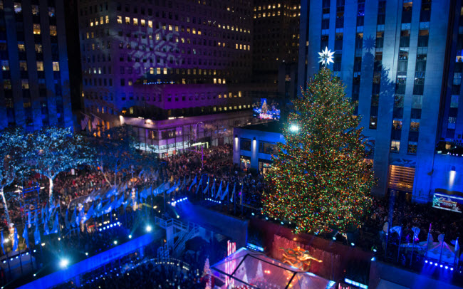 Trung tâm Rockefeller ở thành phố New York trở nên lung linh, huyền ảo vào ban đêm trước lễ Giáng sinh.