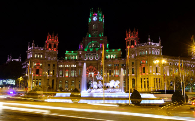 Cung điện Cybele được trang trí đèn màu rực rỡ tại thành phố Madrid, Tây Ban Nha.